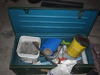 Booster powerplus, 2 hijsriemen, 1 dompelpomp park, 2 werflampen, slijpschijf hitachi, cirkelzaag holzher, ledlamp lumx, 2 gasflessen primagaz ged. gevuld, 8 dozen met beugels, schroeven, pvc gereedschapskist, - afbeelding 2 van  12