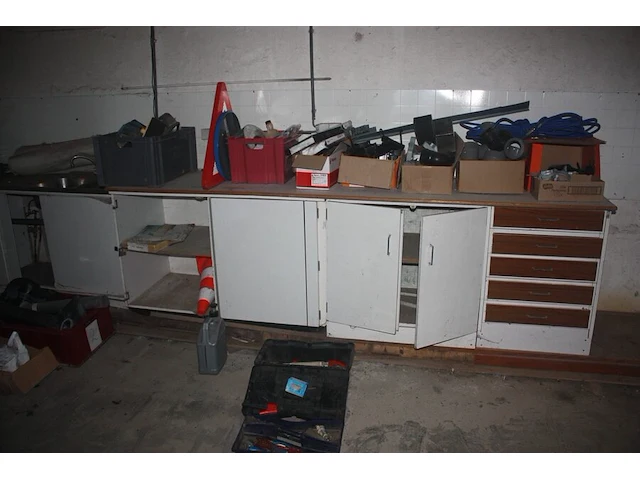 Booster powerplus, 2 hijsriemen, 1 dompelpomp park, 2 werflampen, slijpschijf hitachi, cirkelzaag holzher, ledlamp lumx, 2 gasflessen primagaz ged. gevuld, 8 dozen met beugels, schroeven, pvc gereedschapskist, - afbeelding 3 van  12