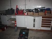 Booster powerplus, 2 hijsriemen, 1 dompelpomp park, 2 werflampen, slijpschijf hitachi, cirkelzaag holzher, ledlamp lumx, 2 gasflessen primagaz ged. gevuld, 8 dozen met beugels, schroeven, pvc gereedschapskist, - afbeelding 3 van  12