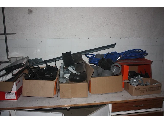 Booster powerplus, 2 hijsriemen, 1 dompelpomp park, 2 werflampen, slijpschijf hitachi, cirkelzaag holzher, ledlamp lumx, 2 gasflessen primagaz ged. gevuld, 8 dozen met beugels, schroeven, pvc gereedschapskist, - afbeelding 4 van  12