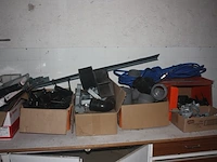 Booster powerplus, 2 hijsriemen, 1 dompelpomp park, 2 werflampen, slijpschijf hitachi, cirkelzaag holzher, ledlamp lumx, 2 gasflessen primagaz ged. gevuld, 8 dozen met beugels, schroeven, pvc gereedschapskist, - afbeelding 4 van  12