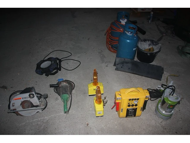 Booster powerplus, 2 hijsriemen, 1 dompelpomp park, 2 werflampen, slijpschijf hitachi, cirkelzaag holzher, ledlamp lumx, 2 gasflessen primagaz ged. gevuld, 8 dozen met beugels, schroeven, pvc gereedschapskist, - afbeelding 1 van  12