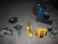 Booster powerplus, 2 hijsriemen, 1 dompelpomp park, 2 werflampen, slijpschijf hitachi, cirkelzaag holzher, ledlamp lumx, 2 gasflessen primagaz ged. gevuld, 8 dozen met beugels, schroeven, pvc gereedschapskist,