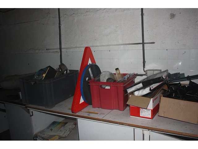 Booster powerplus, 2 hijsriemen, 1 dompelpomp park, 2 werflampen, slijpschijf hitachi, cirkelzaag holzher, ledlamp lumx, 2 gasflessen primagaz ged. gevuld, 8 dozen met beugels, schroeven, pvc gereedschapskist, - afbeelding 5 van  12