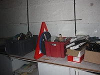 Booster powerplus, 2 hijsriemen, 1 dompelpomp park, 2 werflampen, slijpschijf hitachi, cirkelzaag holzher, ledlamp lumx, 2 gasflessen primagaz ged. gevuld, 8 dozen met beugels, schroeven, pvc gereedschapskist, - afbeelding 5 van  12