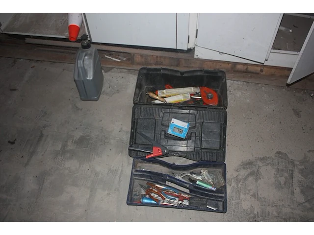 Booster powerplus, 2 hijsriemen, 1 dompelpomp park, 2 werflampen, slijpschijf hitachi, cirkelzaag holzher, ledlamp lumx, 2 gasflessen primagaz ged. gevuld, 8 dozen met beugels, schroeven, pvc gereedschapskist, - afbeelding 6 van  12
