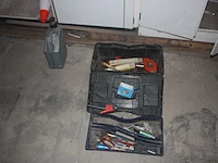 Booster powerplus, 2 hijsriemen, 1 dompelpomp park, 2 werflampen, slijpschijf hitachi, cirkelzaag holzher, ledlamp lumx, 2 gasflessen primagaz ged. gevuld, 8 dozen met beugels, schroeven, pvc gereedschapskist, - afbeelding 6 van  12