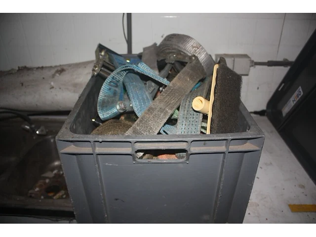 Booster powerplus, 2 hijsriemen, 1 dompelpomp park, 2 werflampen, slijpschijf hitachi, cirkelzaag holzher, ledlamp lumx, 2 gasflessen primagaz ged. gevuld, 8 dozen met beugels, schroeven, pvc gereedschapskist, - afbeelding 7 van  12