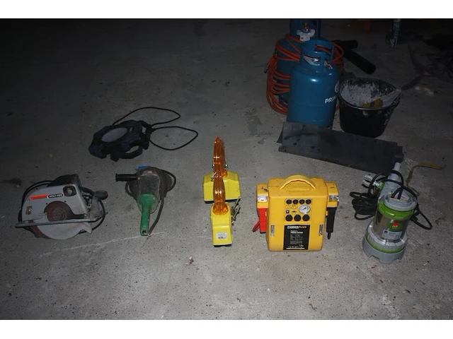 Booster powerplus, 2 hijsriemen, 1 dompelpomp park, 2 werflampen, slijpschijf hitachi, cirkelzaag holzher, ledlamp lumx, 2 gasflessen primagaz ged. gevuld, 8 dozen met beugels, schroeven, pvc gereedschapskist, - afbeelding 9 van  12