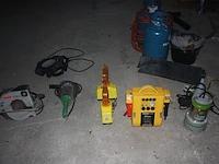 Booster powerplus, 2 hijsriemen, 1 dompelpomp park, 2 werflampen, slijpschijf hitachi, cirkelzaag holzher, ledlamp lumx, 2 gasflessen primagaz ged. gevuld, 8 dozen met beugels, schroeven, pvc gereedschapskist, - afbeelding 9 van  12
