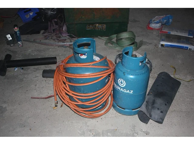 Booster powerplus, 2 hijsriemen, 1 dompelpomp park, 2 werflampen, slijpschijf hitachi, cirkelzaag holzher, ledlamp lumx, 2 gasflessen primagaz ged. gevuld, 8 dozen met beugels, schroeven, pvc gereedschapskist, - afbeelding 10 van  12