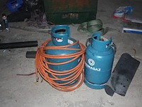 Booster powerplus, 2 hijsriemen, 1 dompelpomp park, 2 werflampen, slijpschijf hitachi, cirkelzaag holzher, ledlamp lumx, 2 gasflessen primagaz ged. gevuld, 8 dozen met beugels, schroeven, pvc gereedschapskist, - afbeelding 10 van  12