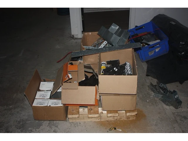 Booster powerplus, 2 hijsriemen, 1 dompelpomp park, 2 werflampen, slijpschijf hitachi, cirkelzaag holzher, ledlamp lumx, 2 gasflessen primagaz ged. gevuld, 8 dozen met beugels, schroeven, pvc gereedschapskist, - afbeelding 11 van  12