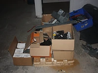 Booster powerplus, 2 hijsriemen, 1 dompelpomp park, 2 werflampen, slijpschijf hitachi, cirkelzaag holzher, ledlamp lumx, 2 gasflessen primagaz ged. gevuld, 8 dozen met beugels, schroeven, pvc gereedschapskist, - afbeelding 11 van  12