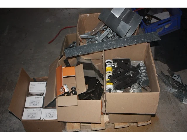 Booster powerplus, 2 hijsriemen, 1 dompelpomp park, 2 werflampen, slijpschijf hitachi, cirkelzaag holzher, ledlamp lumx, 2 gasflessen primagaz ged. gevuld, 8 dozen met beugels, schroeven, pvc gereedschapskist, - afbeelding 12 van  12