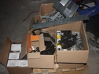 Booster powerplus, 2 hijsriemen, 1 dompelpomp park, 2 werflampen, slijpschijf hitachi, cirkelzaag holzher, ledlamp lumx, 2 gasflessen primagaz ged. gevuld, 8 dozen met beugels, schroeven, pvc gereedschapskist, - afbeelding 12 van  12