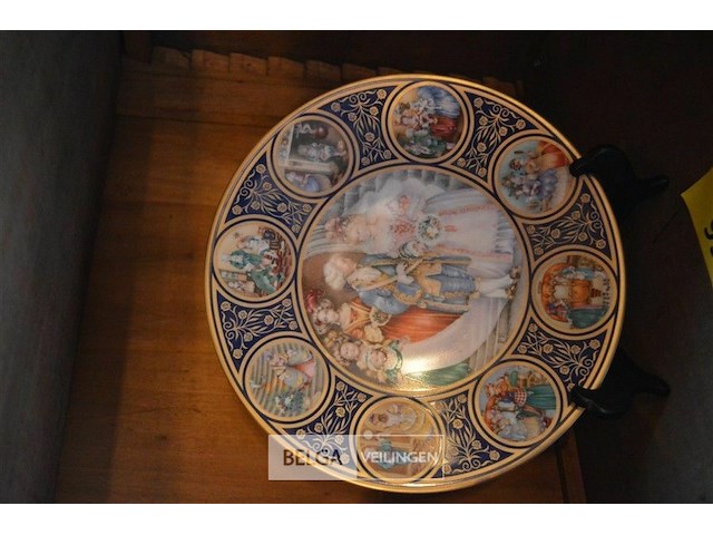 Bord van limoges in porselein en versierd met bladgoud - afbeelding 2 van  2