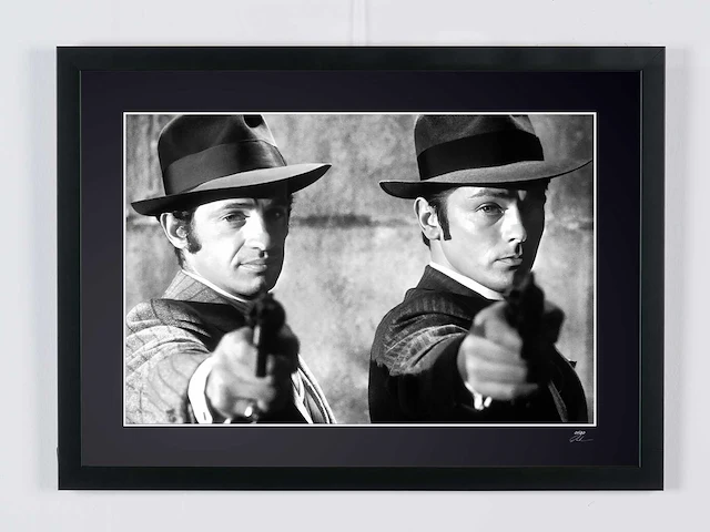 Borsalino 1970 - jean-paul belmondo (françois capella) & alain delon (roch siffredi). - fine art photography - luxe houten lijst 70x50 cm - gelimiteerde oplage van 30 stuks - afbeelding 1 van  7