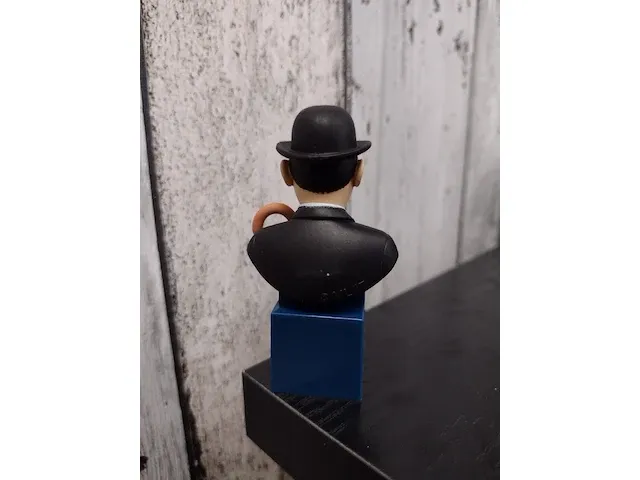Borstbeeld detective janssen - afbeelding 4 van  4