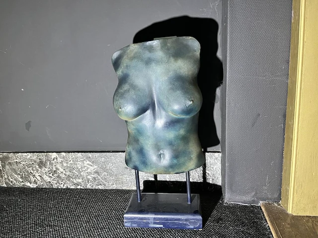 Borstbeeld vrouw - afbeelding 1 van  2