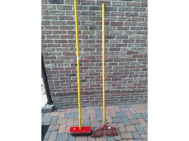 Borstel en bladhark - afbeelding 1 van  3