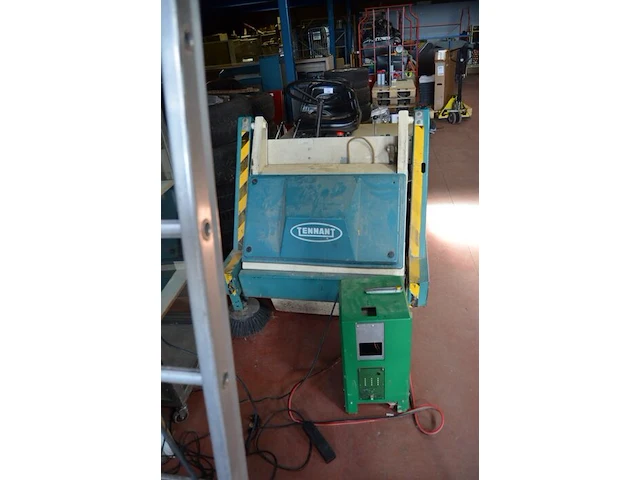 Borstelwagen tennant 215e met oplader - afbeelding 3 van  16