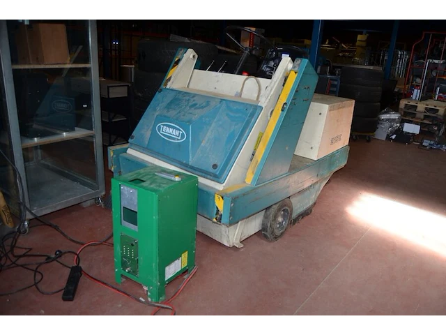 Borstelwagen tennant 215e met oplader - afbeelding 4 van  16