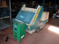 Borstelwagen tennant 215e met oplader - afbeelding 4 van  16