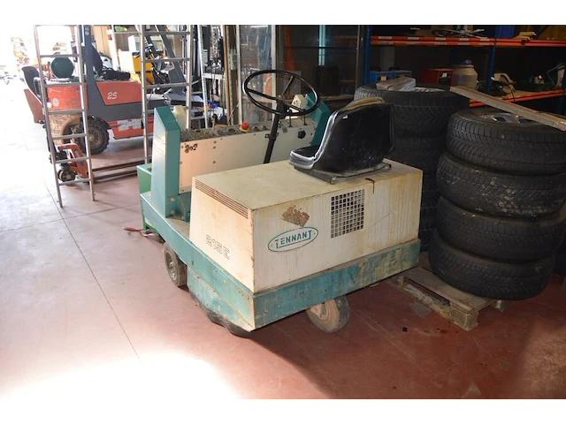Borstelwagen tennant 215e met oplader - afbeelding 5 van  16