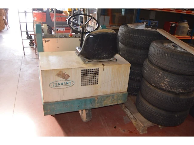 Borstelwagen tennant 215e met oplader - afbeelding 6 van  16