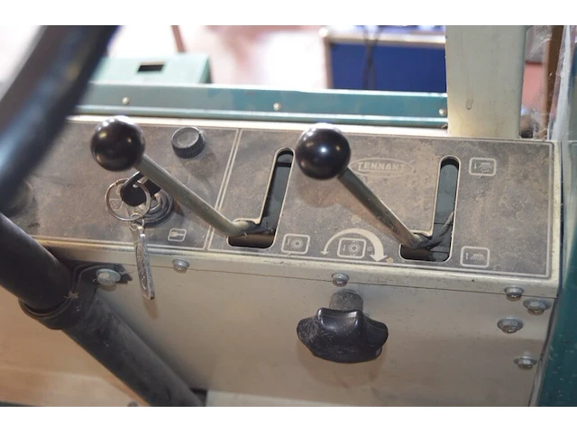 Borstelwagen tennant 215e met oplader - afbeelding 8 van  16