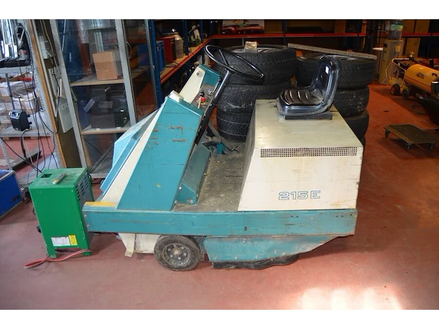 Borstelwagen tennant 215e met oplader - afbeelding 1 van  16