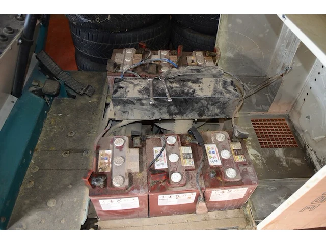 Borstelwagen tennant 215e met oplader - afbeelding 9 van  16
