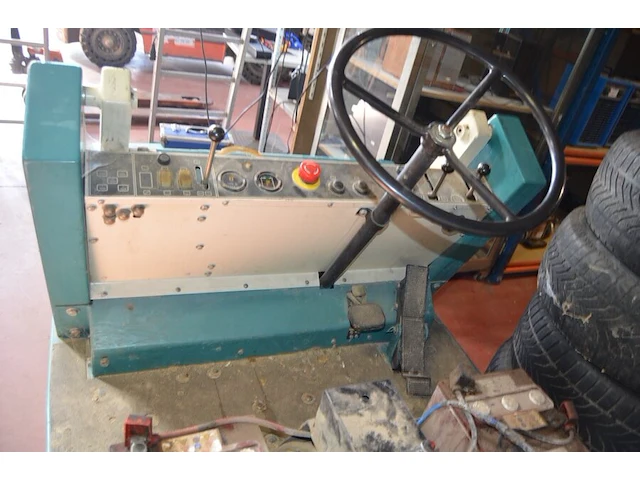 Borstelwagen tennant 215e met oplader - afbeelding 10 van  16