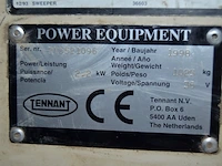 Borstelwagen tennant 215e met oplader - afbeelding 11 van  16