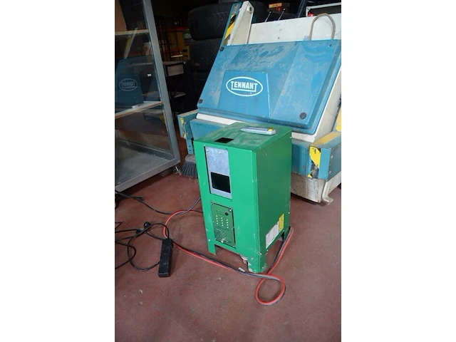Borstelwagen tennant 215e met oplader - afbeelding 13 van  16