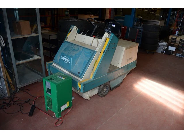 Borstelwagen tennant 215e met oplader - afbeelding 16 van  16