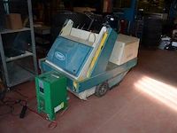 Borstelwagen tennant 215e met oplader - afbeelding 16 van  16