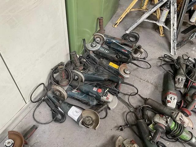 Bosch haakse slijpmachine (8x) - afbeelding 1 van  4