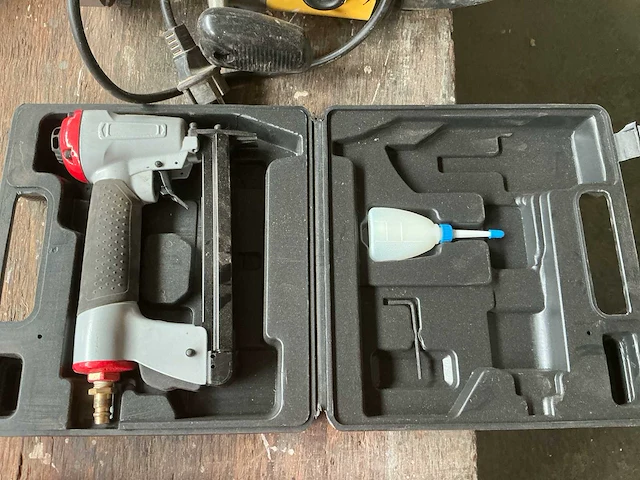 Bostitch mb2140-e pneumatische tacker - afbeelding 5 van  7