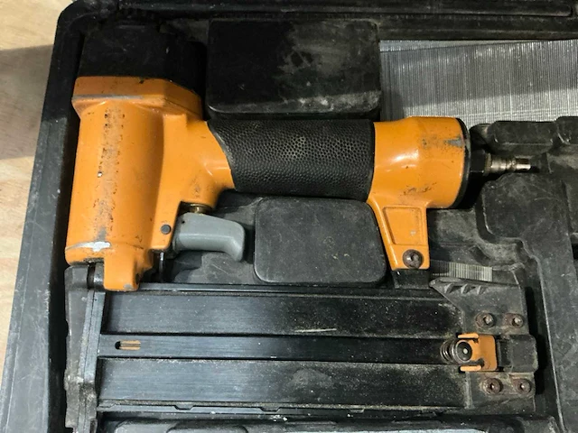 Bostitch pneumatische tacker - afbeelding 2 van  3