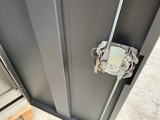 Bott metalen kast met 2 planken en slot - afbeelding 4 van  9