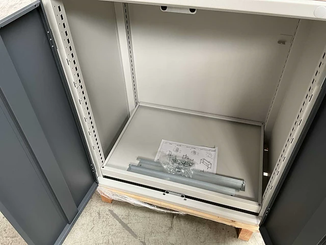 Bott metalen kast met 2 planken en slot - afbeelding 5 van  9