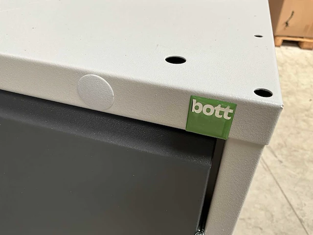 Bott metalen kast met 2 planken en slot - afbeelding 9 van  9