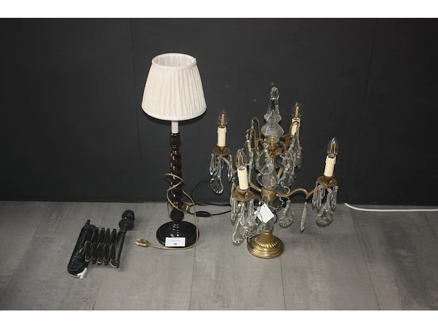 Bouiliote lamp met kristallen pendels, metalen wandlamp, tafellamp met stoffen kap (66,67,68) - afbeelding 1 van  5