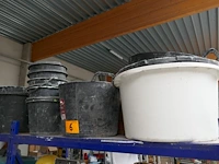Bouwemmers en mortelkuipen - afbeelding 2 van  2