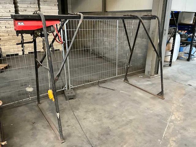 Bouwlier hijslier met portiek max 300 kg - afbeelding 1 van  12