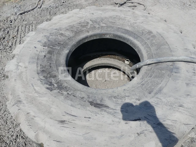 Bouwmachine band bridgestone 23.5 r 25 - afbeelding 1 van  3