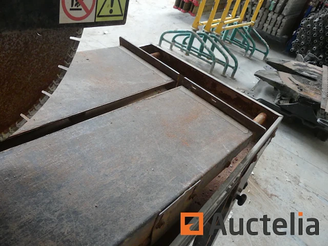 Bouwzaag op tafel onbekende merk en model - afbeelding 2 van  6