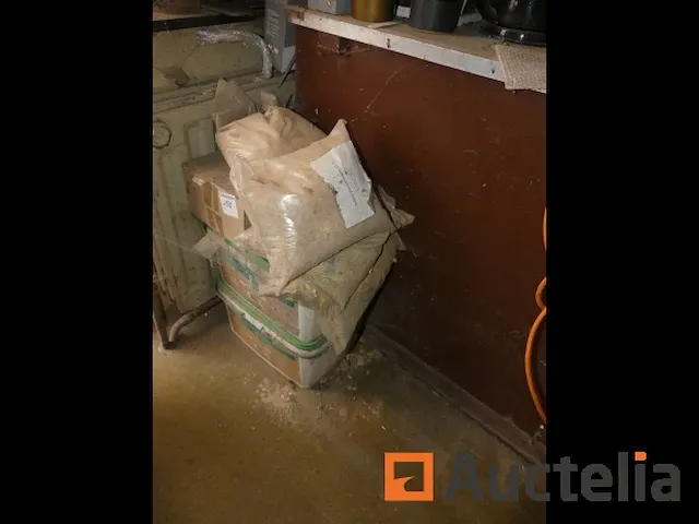 Bovenblad voor bloemsierkunst en de inhoud, compost, steekwagen,... - afbeelding 7 van  9